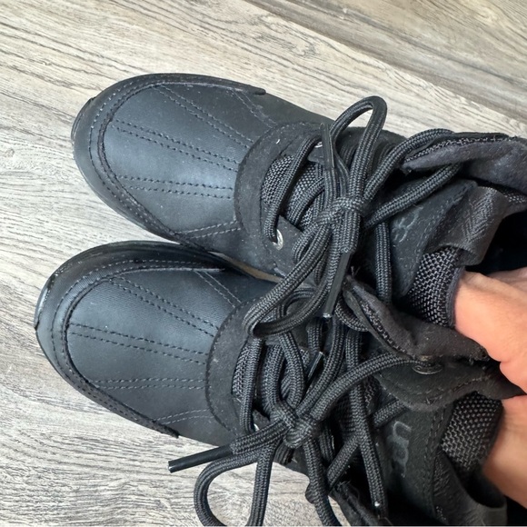 UGG
EMMETT DUCK BOOT size 3 - Picture 9 of 9